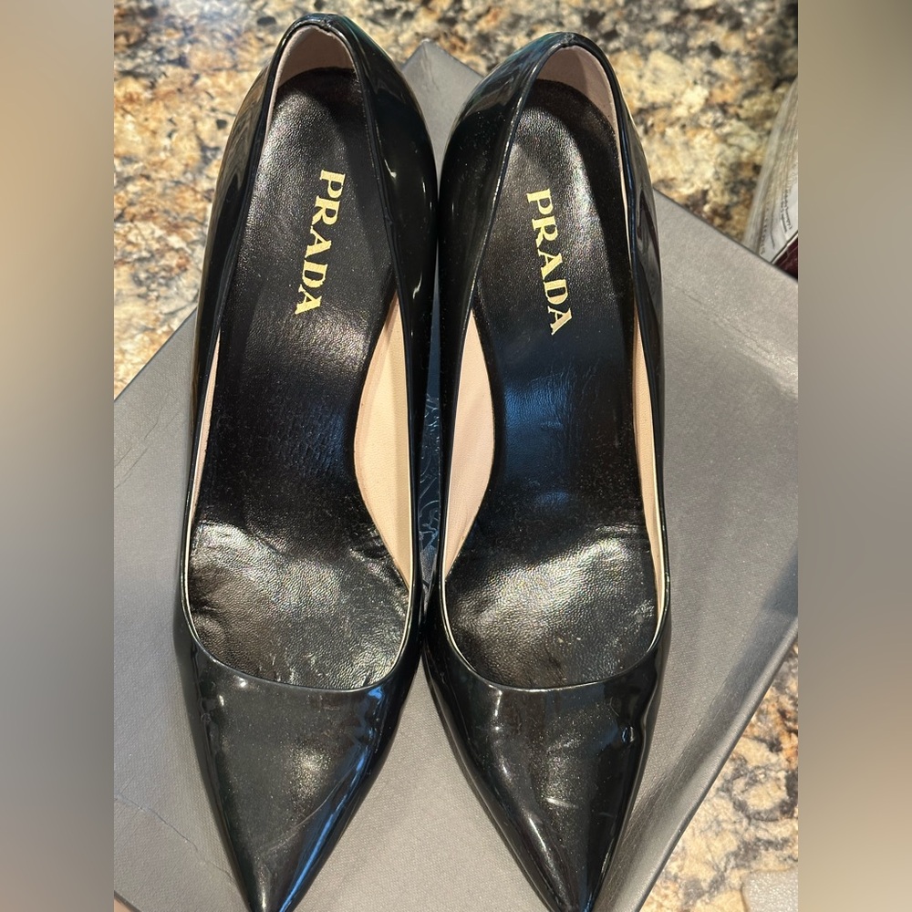 Prada Pump in dark gray, patent leather size 38 1/2.